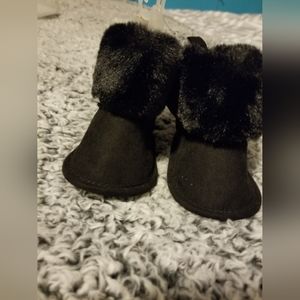 Baby girl faux fur booties